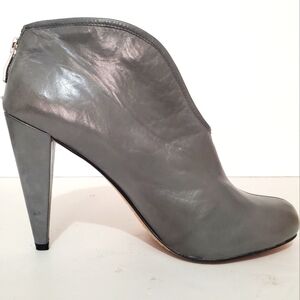 Vince Camuto Alexia gray leather back zip stiletto heel shootie booties 7.5 NWOB